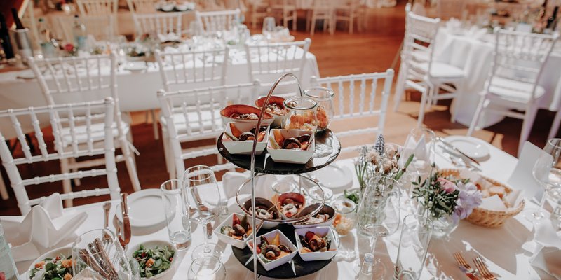 Eventtenne nördlich von München - Vorspeisenetageren für Hochzeitsmenü an den Tischen eingedeckt, www.eventtenne.de