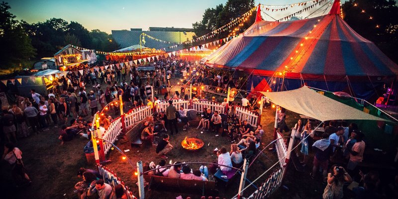 Sommer OpenAir-Location mit Zirkuscharakter