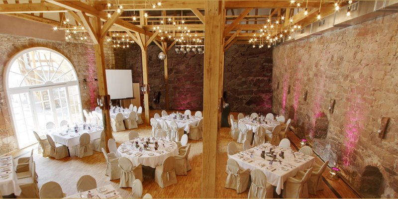 Landgut mit Festsaal, Terrasse und Hotel