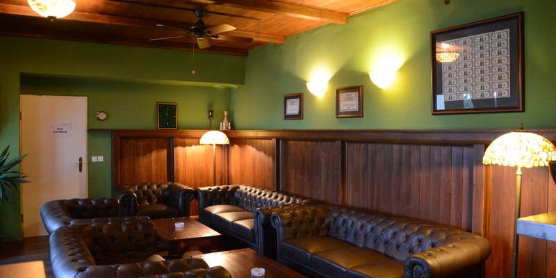 Location im Grünen/direkt am Wasser