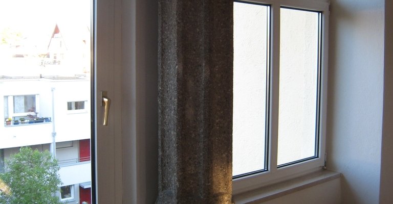 Kreuz-Gewölbe Traumwohnung - besondere Granitsäule