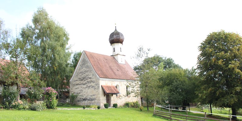 Gutshof bei München mit Kirche und Panorama