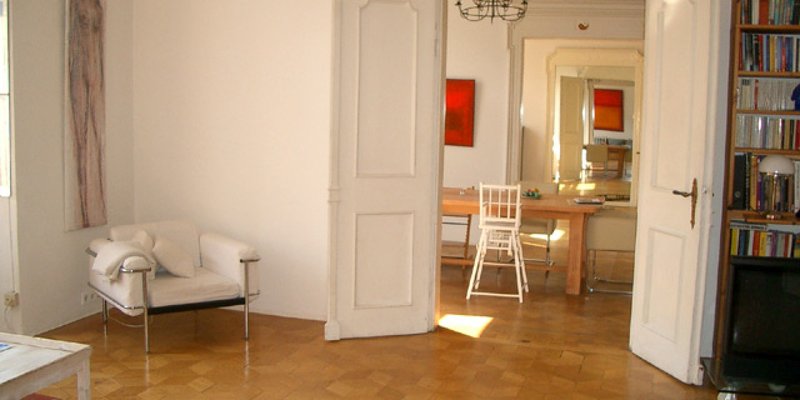 Altbau mit Flügeltü., Parkett, Stuck