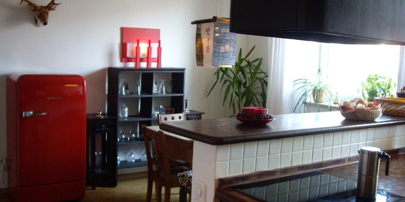 Kreative Münchner Wohnung - Küche mit Theke 