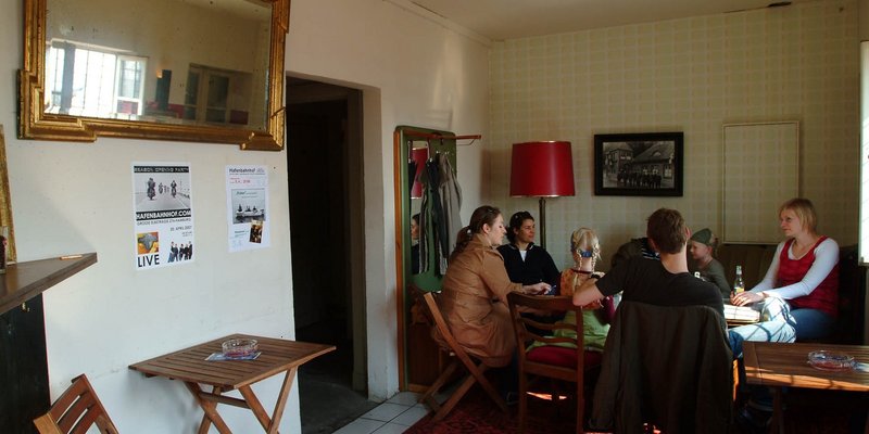 kleiner LiveClub/Bar/KulturCafe Elbnah - Sofaecke im Hafenbahnhof