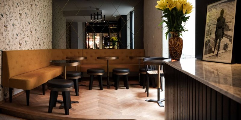 Stylische Bar mit großer Terrasse, zentral