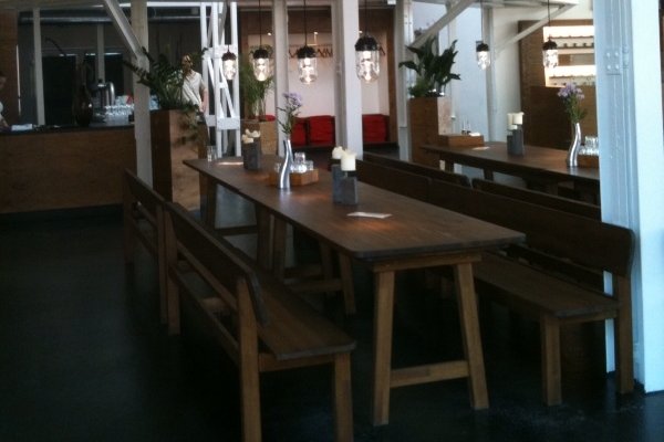 Modernes Restaurant mit industriellem Charme