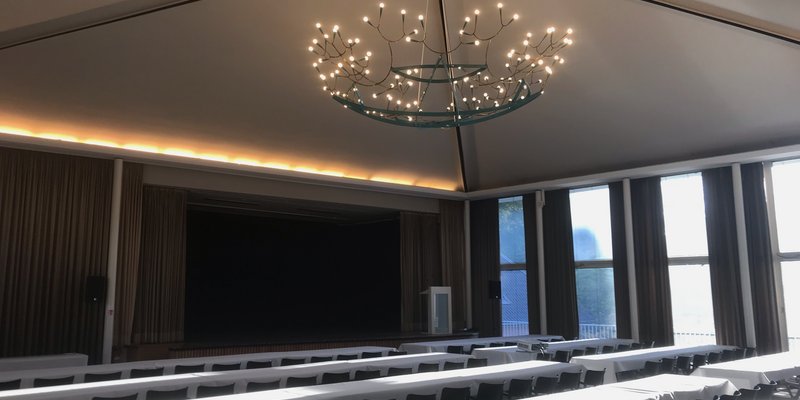 Künstlerverein mit Terrasse, Saal mit Bühne