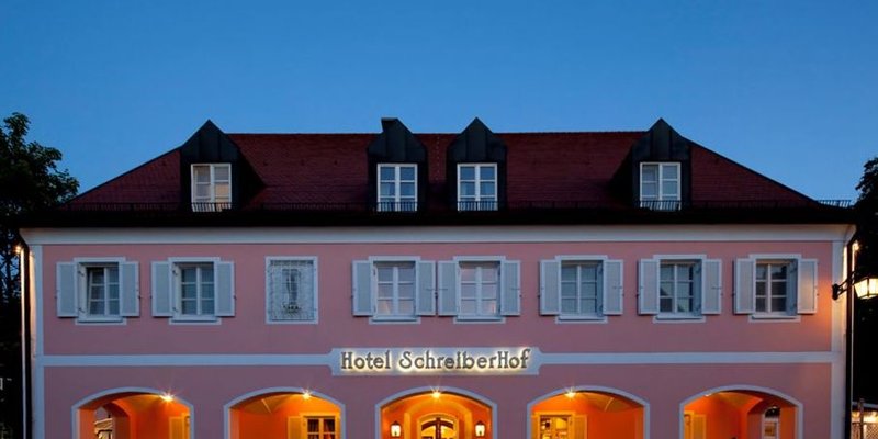 Hotel-restaurant with offices and meeting rooms