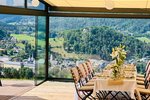 Alm mit Blick auf Berchtesgaden und Berge