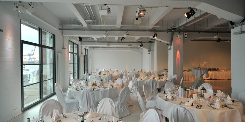 Loftiges Gewölbe mit Elbblick