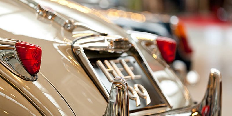 Veranstaltungshalle mit Automobilen