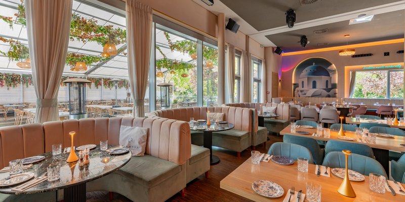 Kymata Modern - Light-filled dining area at Kymata Modern – a stylish setting for company celebrations in Munich.