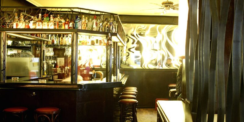 Bar m. schönem 70ies-Interieur