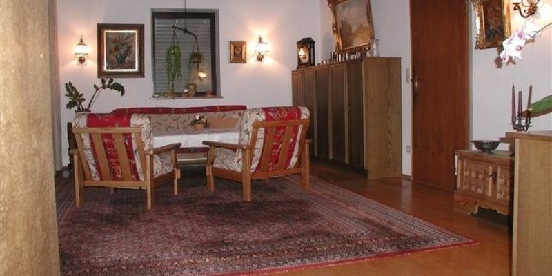 Einfam.-Haus m. Garten u. Teich