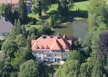 Altes Schloß im Grünen nahe Starnberger See