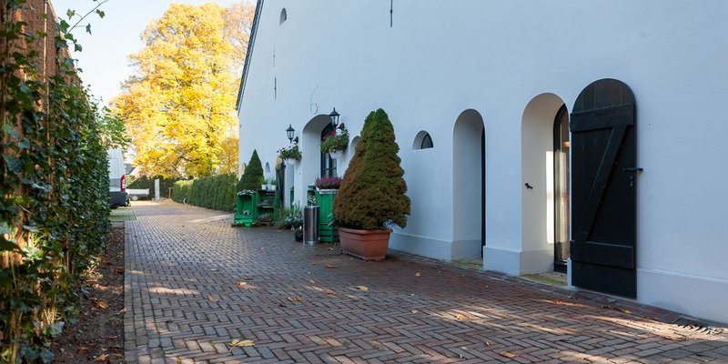 Gutshof mit reovierter Tenne, Kronleuchter