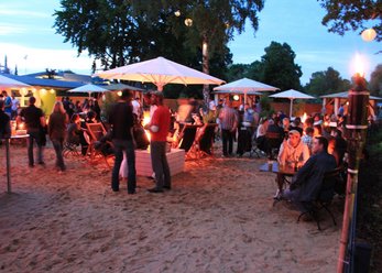 Beach Club direkt am Fluss