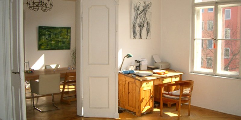 Altbau mit Flügeltü., Parkett, Stuck