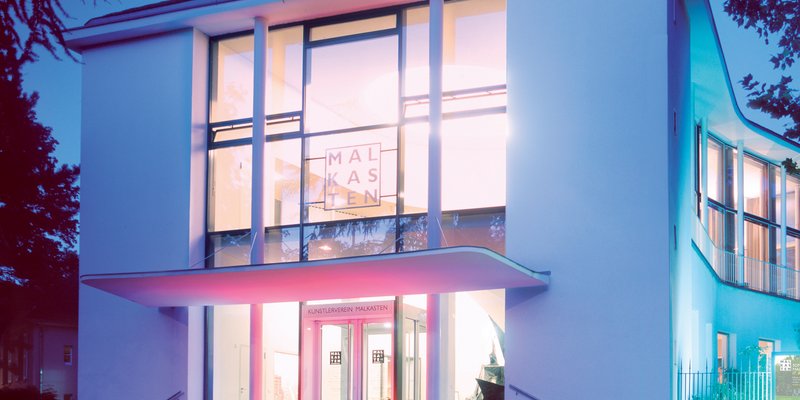 Künstlerverein mit Terrasse, Saal mit Bühne