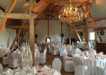 Gutshof bei München mit Kirche und Panorama Gutshof bei München mit Kirche und Panorama