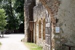 Burgruine mit Saal, Holzofen und Kapelle