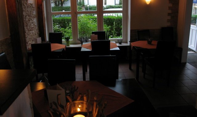 Restaurant mit charmanter Holzvertäfelung