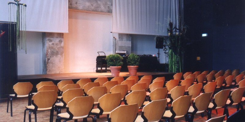 Industrie-Location mit drei Hallen und Cafe - Kleine Halle bestuhlt
