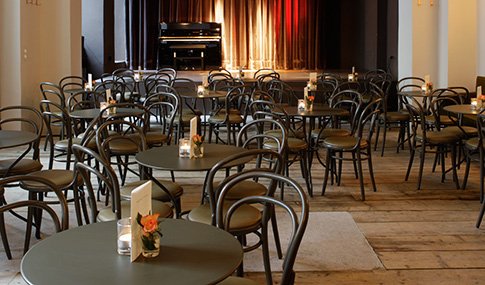 Theater-Location mit Bühne und Gastronomie - Theater bestuhlt