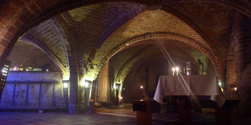 Castle with a chapel, Gewölbek.