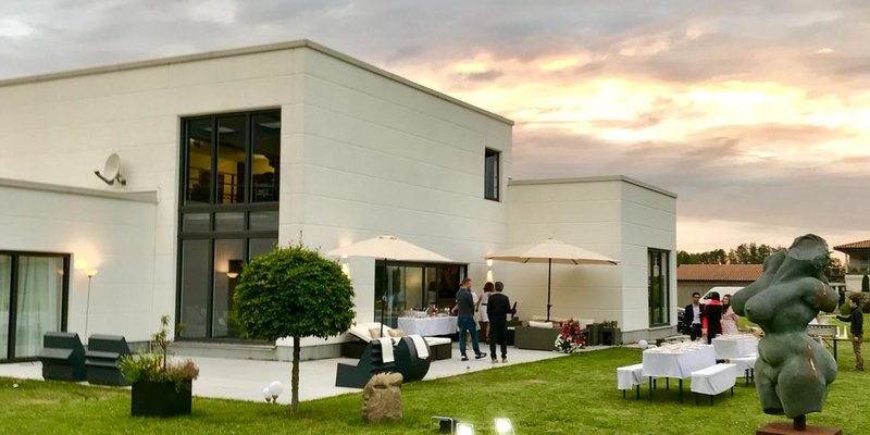 Kunsthaus with a view of the mountains