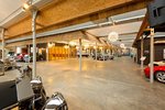 Veranstaltungshalle mit Automobilen