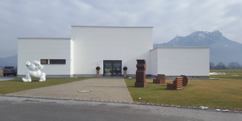 Kunsthaus with a view of the mountains