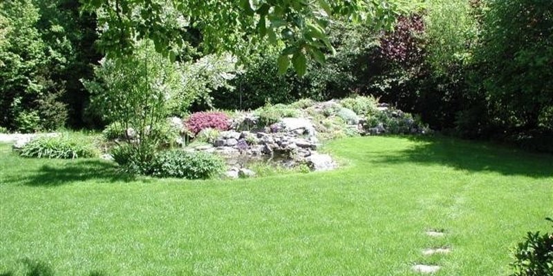 Einfam.-Haus m. Garten u. Teich