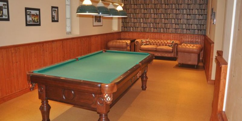 Veranstaltungshalle mit Automobilen