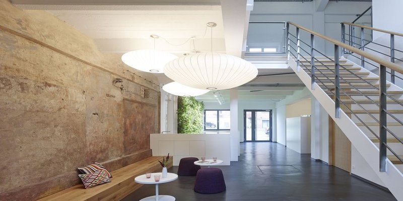 Seminarzentrum mit Lounge in klaren Formen