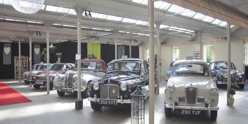 Veranstaltungshalle mit Automobilen