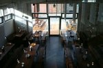 Modernes Restaurant mit industriellem Charme