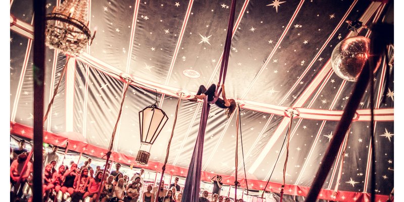 Sommer OpenAir-Location mit Zirkuscharakter