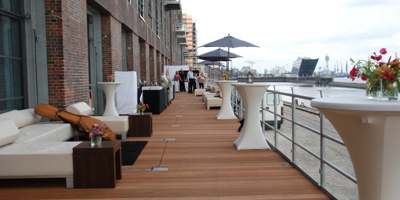 Loftiges Gewölbe mit Elbblick