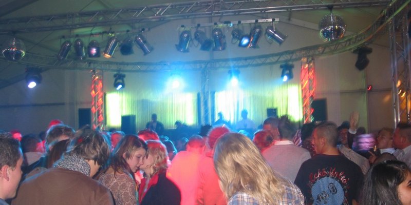 Strand am Hafen, von zwei Seiten Wasser - Halle