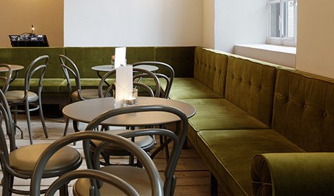 Theater-Location mit Bühne und Gastronomie - Theater bestuhlt