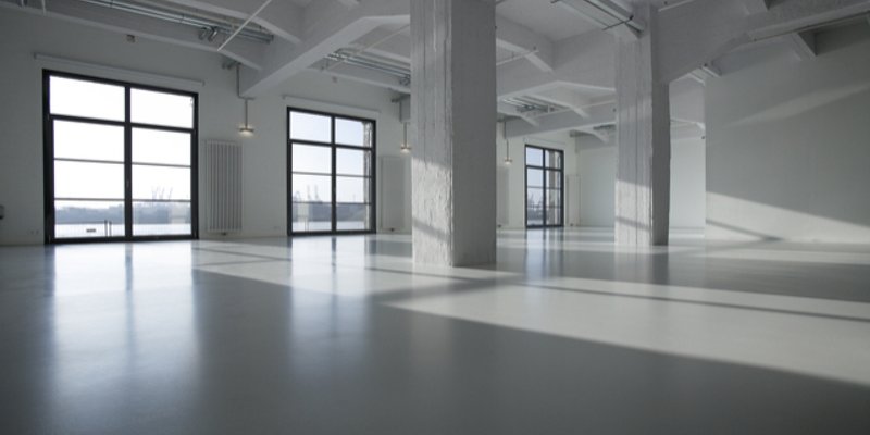 Loftiges Gewölbe mit Elbblick