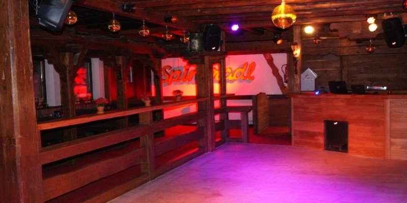 Gemütlich eingerichtete Bar mit Tanzfläche