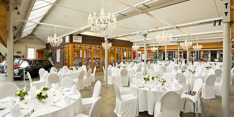 Veranstaltungshalle mit Automobilen