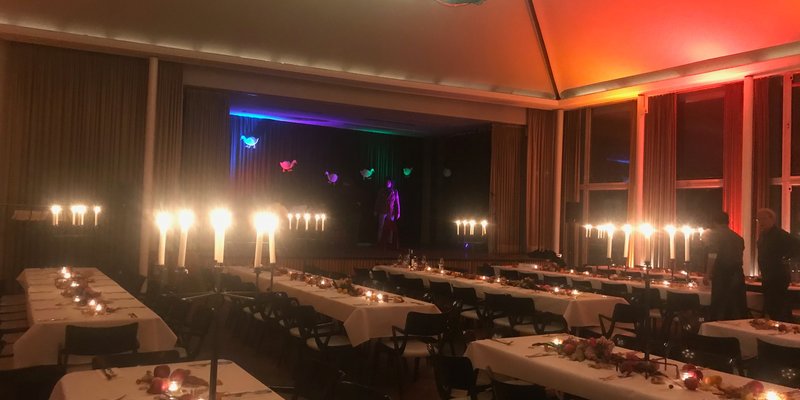 Künstlerverein mit Terrasse, Saal mit Bühne