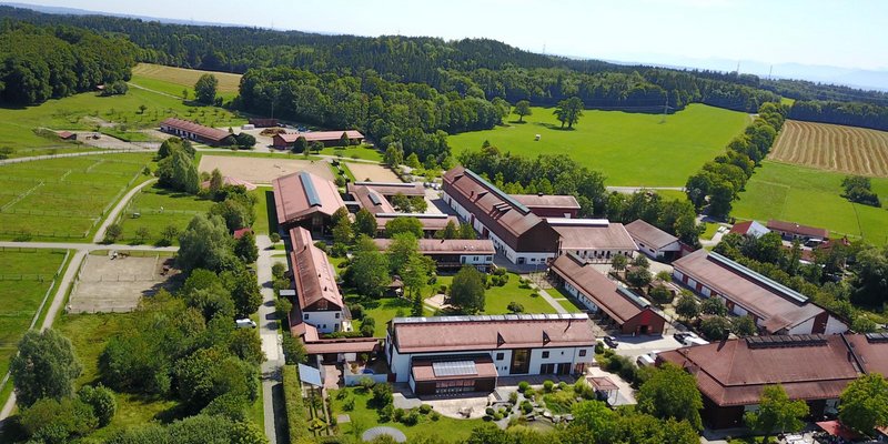 Hofgut m. Hall, chapel, enchanted garden