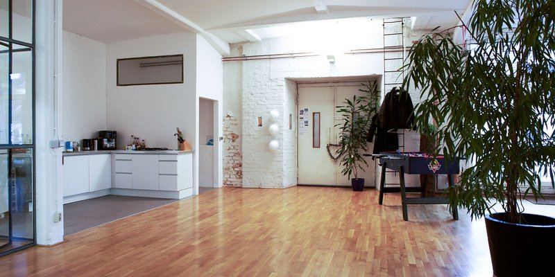 Film- und Fotoproduktionen im hellen BoH Loft - Blick auf den Lastenaufzug beim Hereinkommen