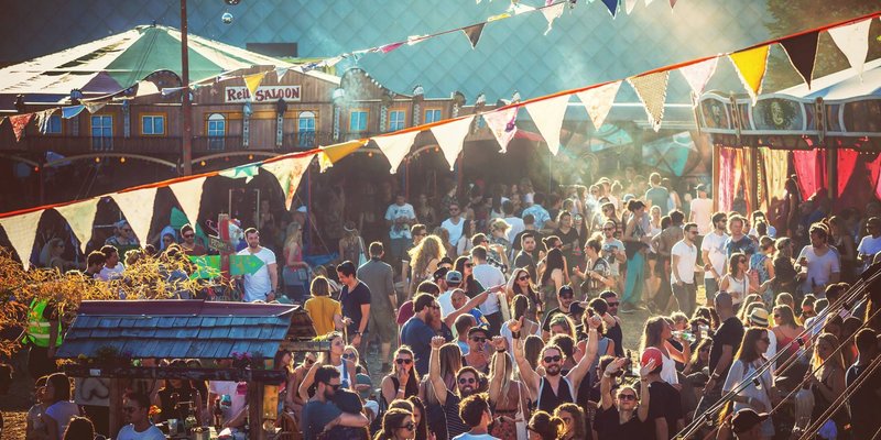 Sommer OpenAir-Location mit Zirkuscharakter