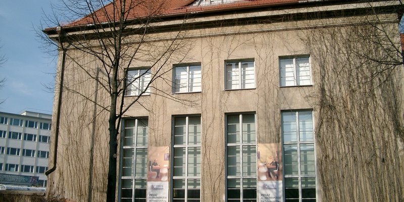 Industrie-Location mit drei Hallen und Cafe - Kleine Halle außen
